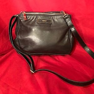 DKNY BLACK LEATHER SHOULDER BAG